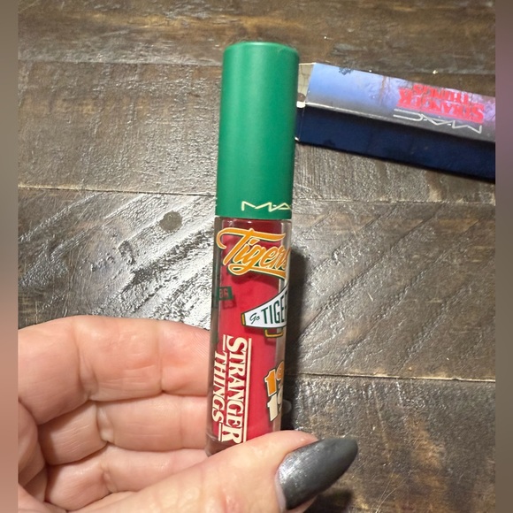 NEW Stranger Things x MAC Limited Edition Lipglass Excellent Erica Pink - Picture 7 of 10